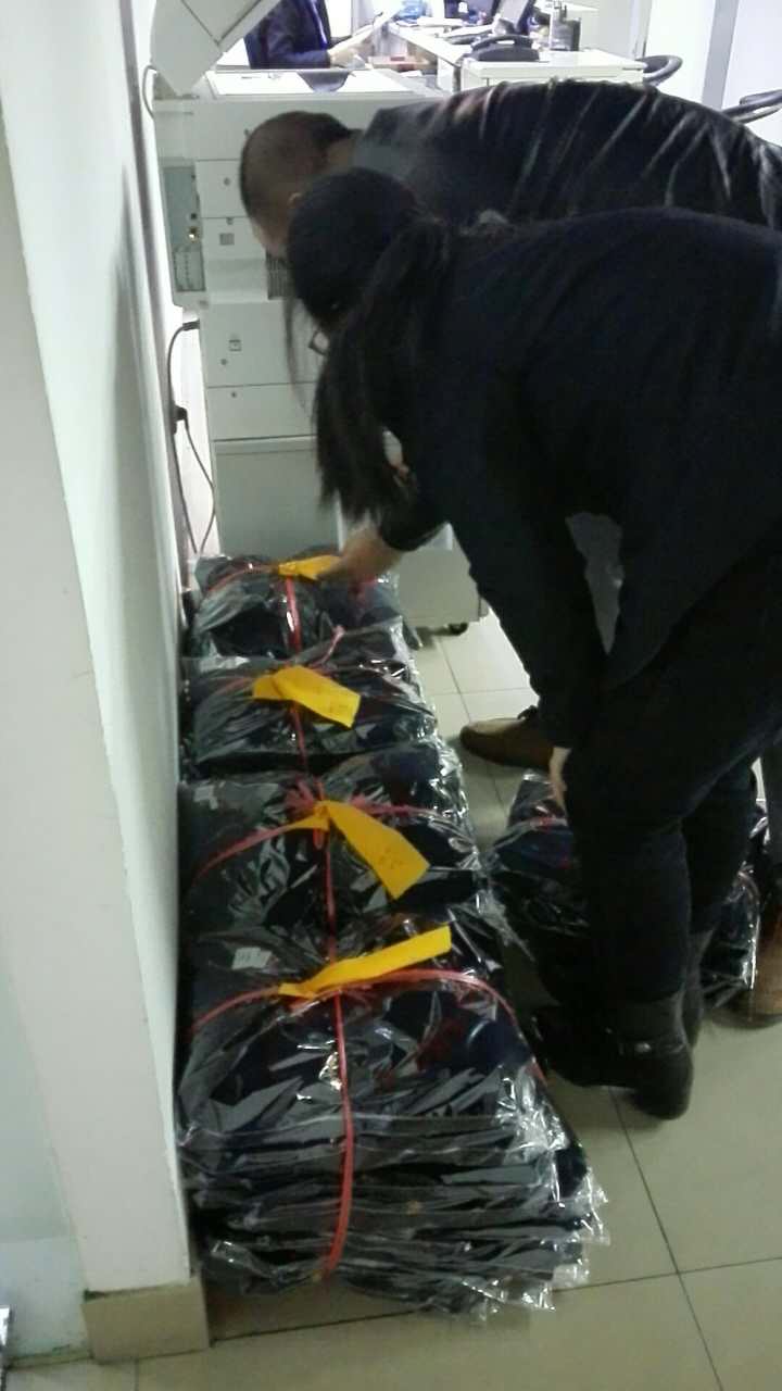 核對工服的數(shù)量