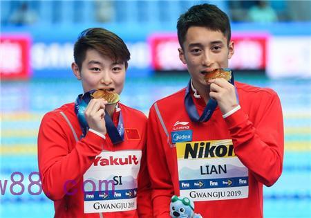 喜報！中國摘游泳世錦賽首金！練俊杰、司雅杰混雙10米臺奪冠